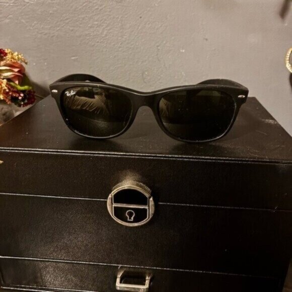 Ray-Ban Wayfarer Classic Matte Black Sunglasses - Picture 4 of 5